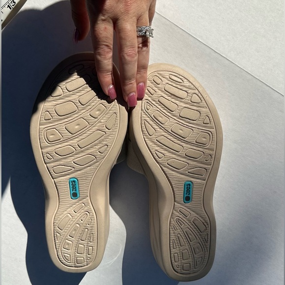 BZees Women's Dynasty Bright Wedge Sandal - Picture 14 of 15